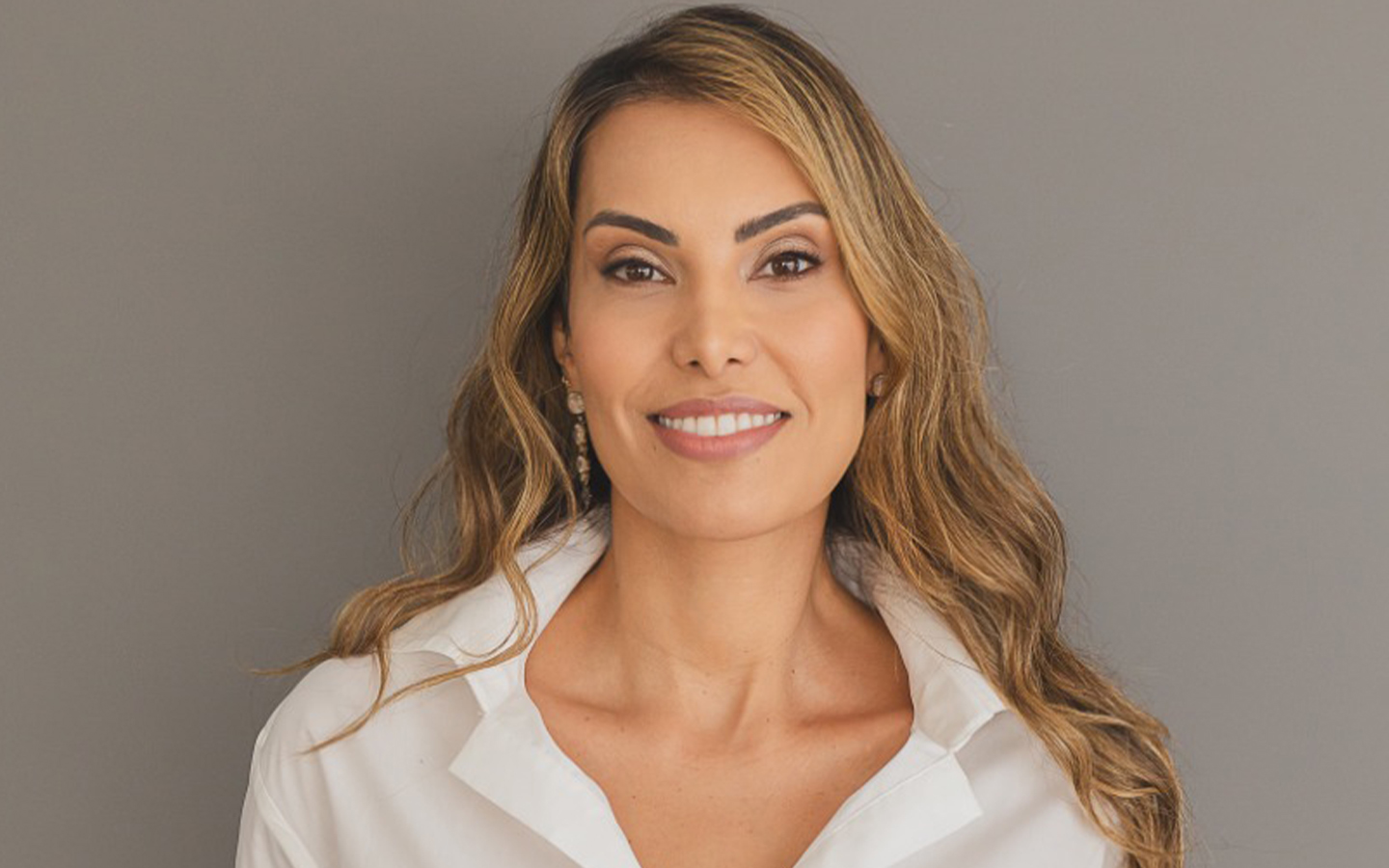 Ana Flávia Canedo é empresária no ramo imobiliário na OM Incorporadora, empresa com 42 anos de história com vasta experiência e atuação de destaque no mercado. Sua principal paixão é a área de marketing, design e inovação. 