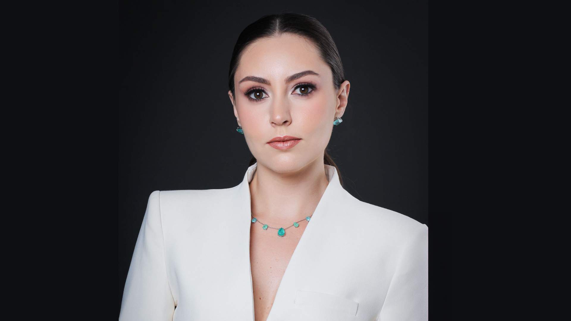 ISABELLE VALOIS - Engenheira civil formada pela PUC GO e pós-graduada em Inovação e Empreendedorismo pela Boston University Metropolitan College. Com experiência em grandes grupos como Brasal e Terral, atualmente ela integra o departamento comercial e o Conselho Executivo da Dinâmica Incorporadora, além de ser Sócia Executiva do Grupo Maval.