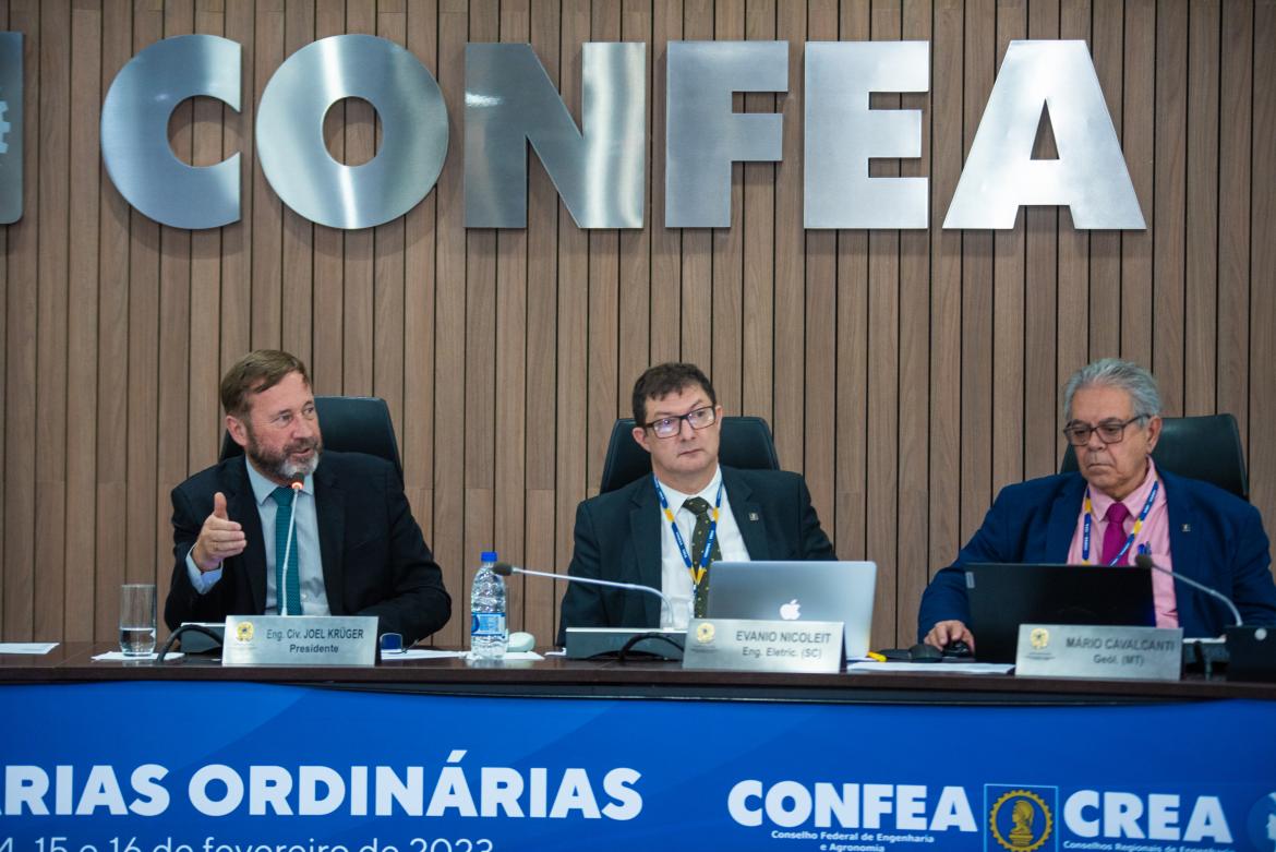 Presidente Joel Krüger, durante a sessão plenária 1631, nesta quinta-feira (16/2)